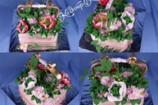 Торт в виде корзины с цветами