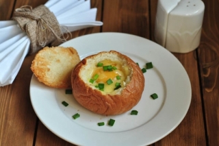 Запеченные в булочке яйца с беконом и сыром: рецепт вкусного завтрака